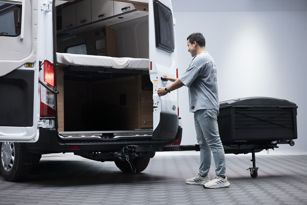 Towbox Camper Alpha zwart LED (lang) - bagagebox voor montage op de trekhaak