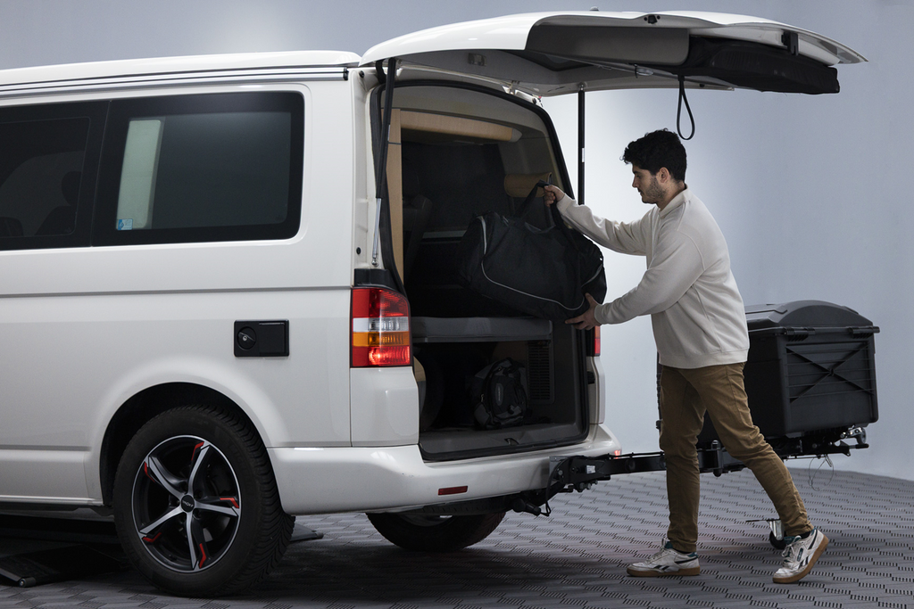 Towbox Camper Alpha zwart LED (kort) - bagagebox voor montage op de trekhaak