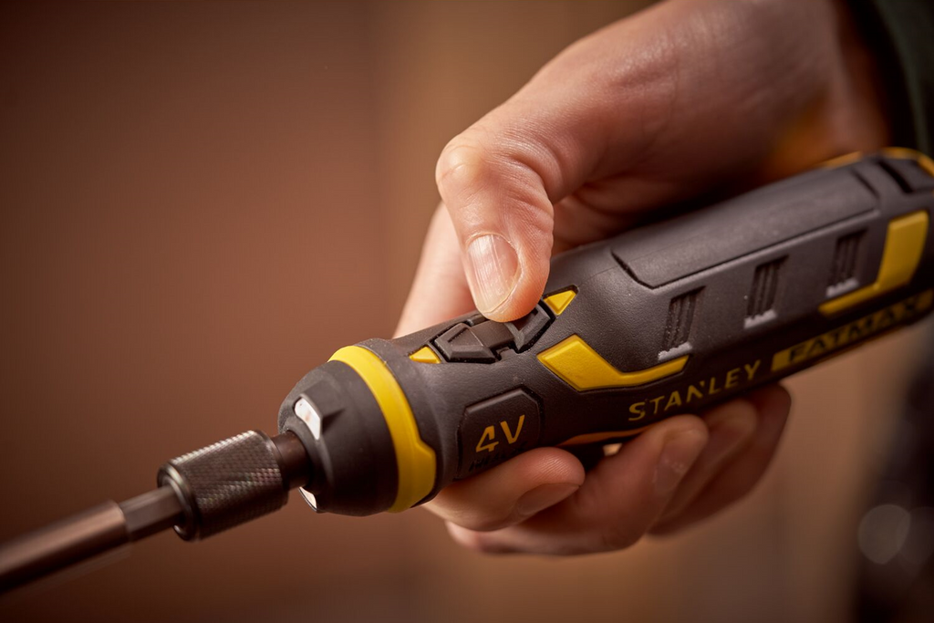 STANLEY 4V draadloze schroevendraaier met oplader en bits
