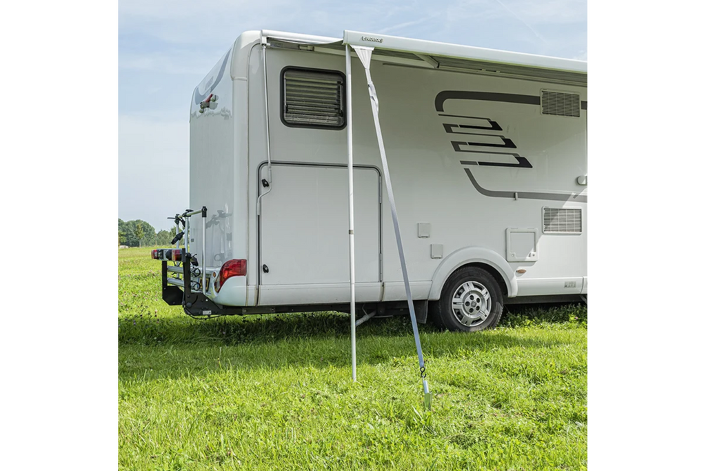 Set van twee ProPlus 361729 stormbanden bevestigd aan een luifelrail van 2x4,8 m.