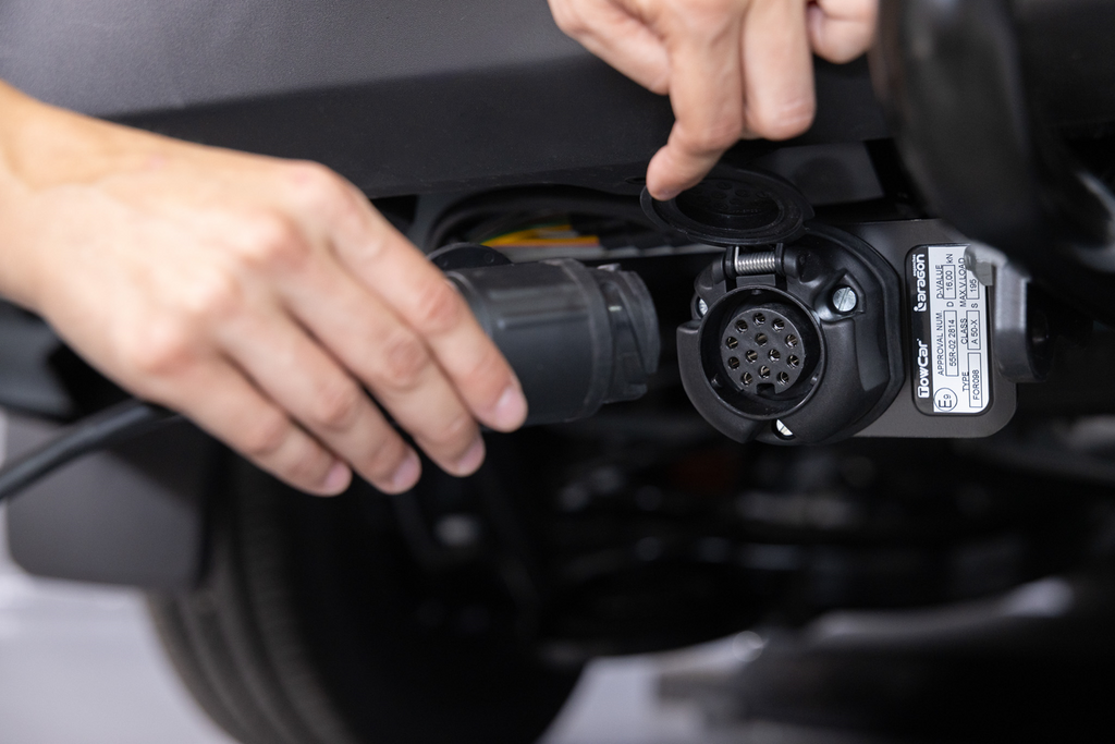 Towbox Camper Alpha zwart LED (lang) - bagagebox voor montage op de trekhaak