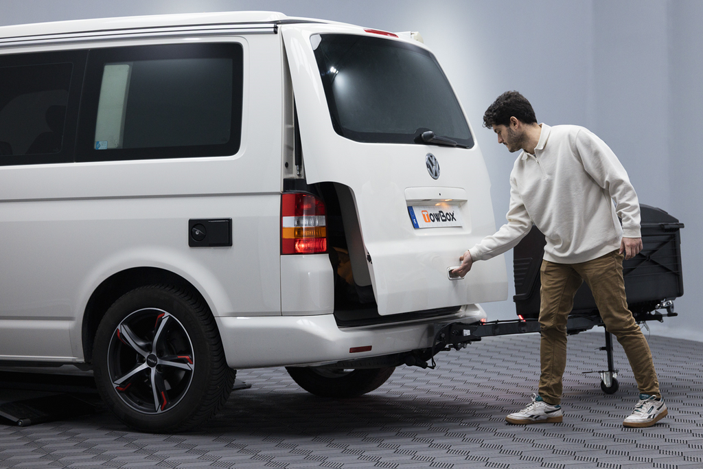 Towbox Camper Alpha zwart LED (kort) - bagagebox voor montage op de trekhaak