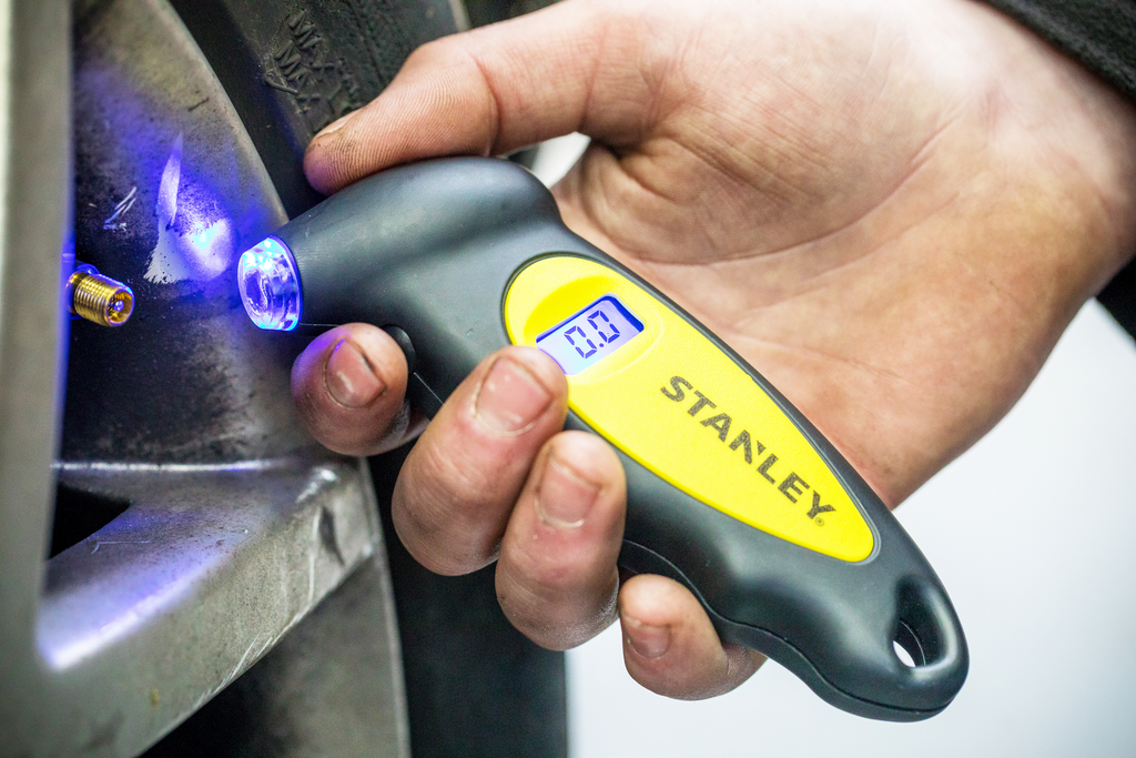 STANLEY digitale bandenspanningsmeter voor auto's, meetbereik 0-6,2 bar.